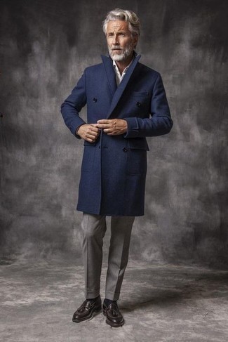 Как носить серые классические брюки с темно-синим длинным пальто