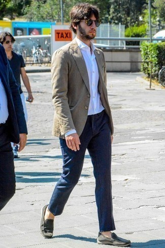 Какие брюки чинос носить с серыми мокасинами