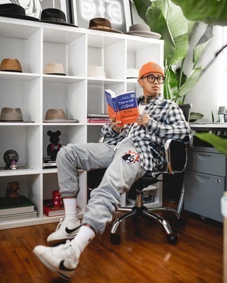 С чем носить серые брюки с вышивкой мужчине