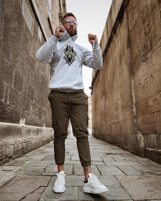 С чем носить серый свитер с вышивкой мужчине