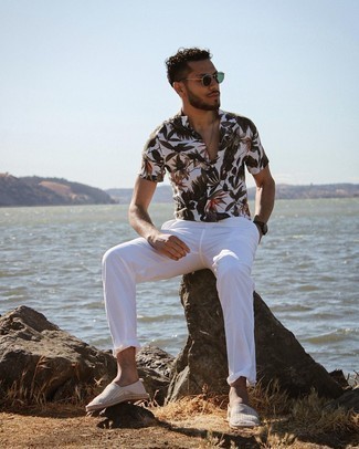 Какие брюки чинос носить с серыми эспадрильями