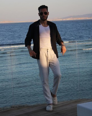 Какие брюки чинос носить с серыми эспадрильями