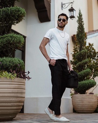 Какие футболки с круглым вырезом носить с серыми эспадрильями мужчине