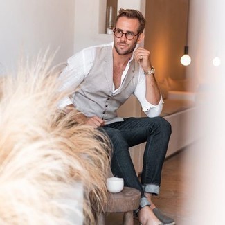 Какие джинсы носить с серыми эспадрильями мужчине