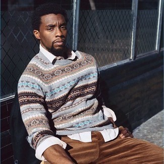 С чем носить серый свитер с круглым вырезом с жаккардовым узором мужчине