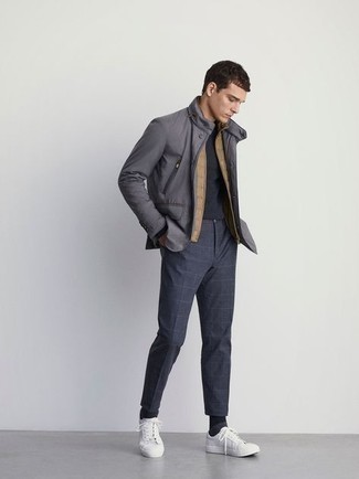 Какие брюки чинос носить с серой полевой курткой