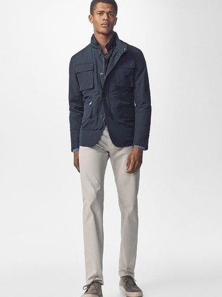 Как носить серую полевую куртку с серыми брюками чинос