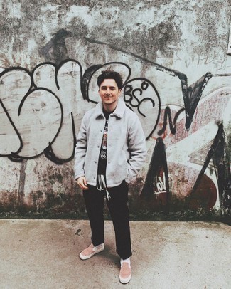 С чем носить серую флисовую куртку-рубашку мужчине