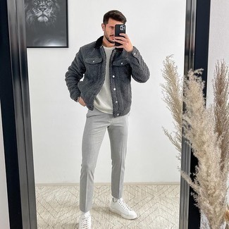 С чем носить серую флисовую куртку-рубашку мужчине