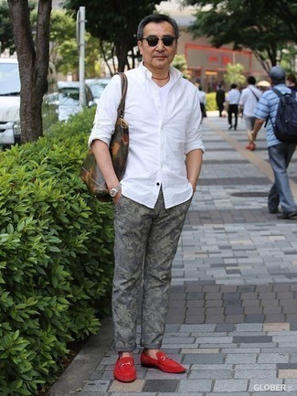 С чем носить серые брюки чинос с цветочным принтом