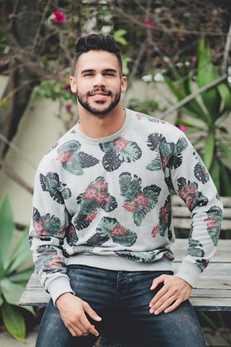 С чем носить серый свитер с круглым вырезом с цветочным принтом мужчине