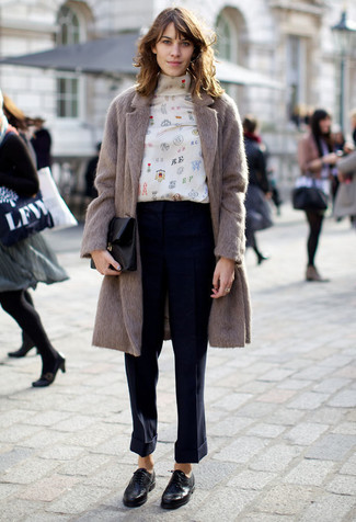 С чем носить серую шубу