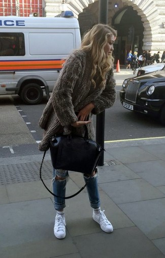 Какие низкие кеды носить с серой шубой