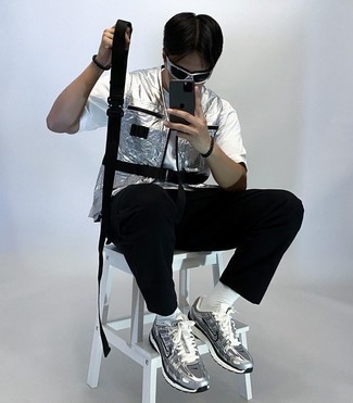 Какие кроссовки носить с серой курткой без рукавов мужчине