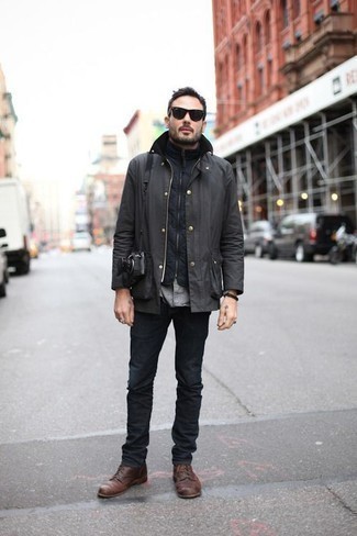 Как носить серую куртку без рукавов с темно-серыми джинсами мужчине