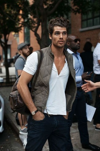 Какие джинсы носить с серой курткой без рукавов мужчине