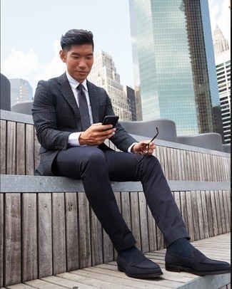 Как носить серый пиджак в мелкую клетку с черными замшевыми лоферами мужчине