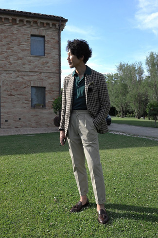 Как носить серый пиджак в мелкую клетку с серыми брюками чинос