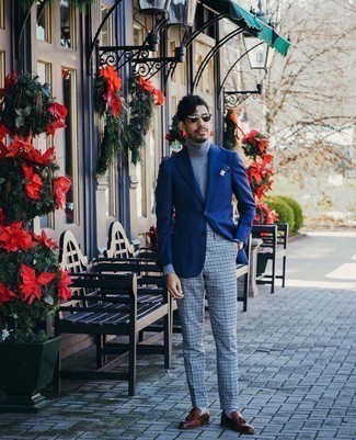 С чем носить серые брюки в мелкую клетку мужчине