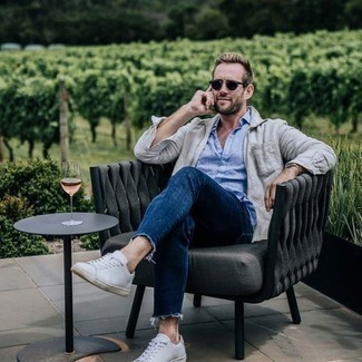 Как носить серую куртку харрингтон с темно-синими джинсами