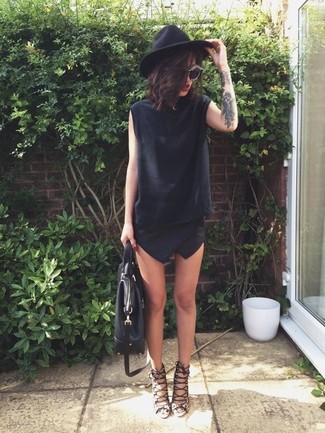 Какие майки носить с серыми босоножками на каблуке