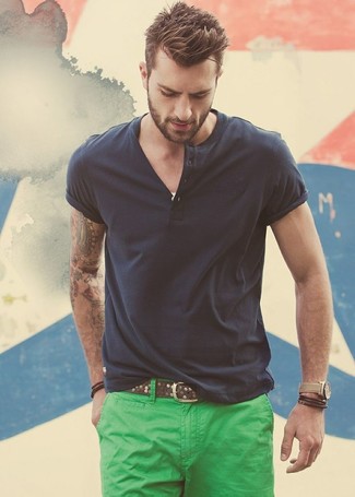 С чем носить серую футболку на пуговицах мужчине