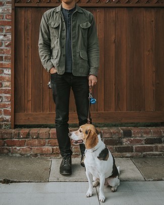 С чем носить серую футболку на пуговицах мужчине