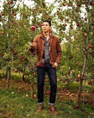 С чем носить серую футболку на пуговицах мужчине