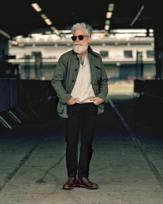 С чем носить серую футболку на пуговицах мужчине