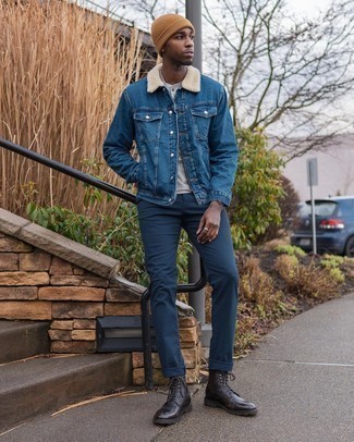 С чем носить серую футболку на пуговицах мужчине