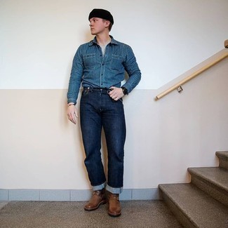 Как носить серую футболку на пуговицах с темно-синими джинсами мужчине