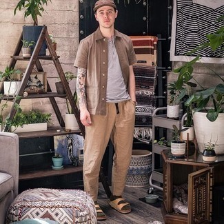 Какие сандалии носить с серой футболкой на пуговицах мужчине