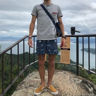 Какие шорты носить с серой футболкой на пуговицах мужчине