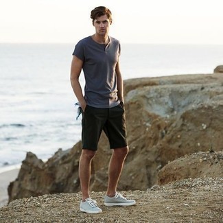 Какие шорты носить с серой футболкой на пуговицах мужчине