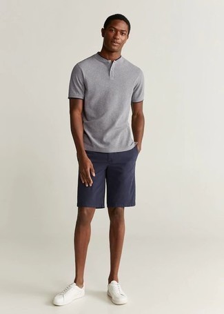 Какие шорты носить с серой футболкой на пуговицах мужчине