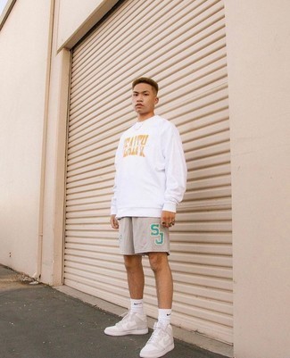 Какие шорты носить с серыми высокими кедами мужчине