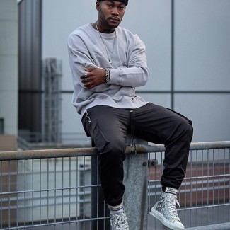 Какие свитшоты носить с серыми высокими кедами мужчине