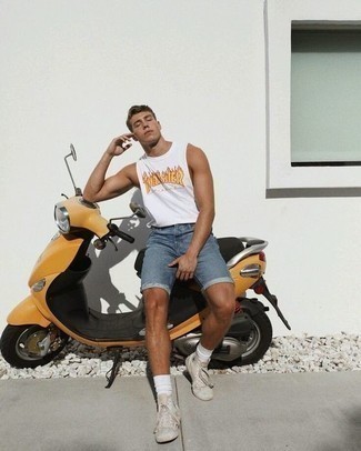 Какие майки носить с серыми высокими кедами мужчине