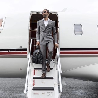 С чем носить серую дорожную сумку мужчине