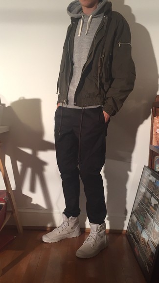 Как носить серый худи с бежевыми рабочими ботинками из плотной ткани мужчине