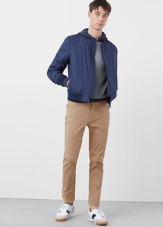 Как носить серый худи с бежевыми джинсами мужчине