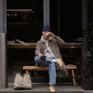 Как носить серый худи с бежевым длинным пальто