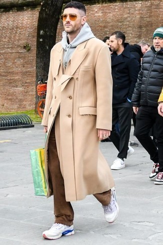 Как носить серый худи с бежевым длинным пальто