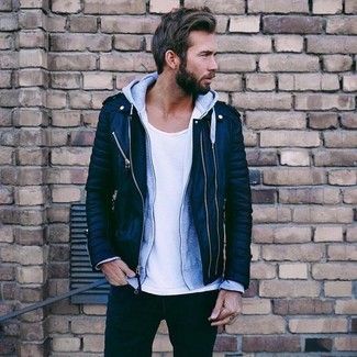 Как носить серый худи с черными джинсами мужчине