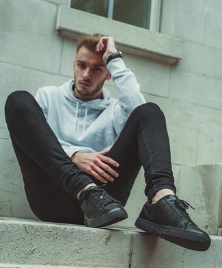 Как носить серый худи с черными джинсами мужчине