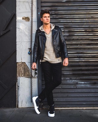 Как носить серый худи с черной кожаной косухой мужчине