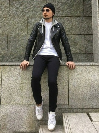 Как носить серый худи с черной кожаной косухой мужчине