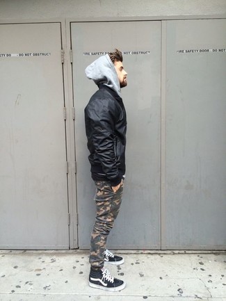 Как носить серый худи с черным кожаным бомбером мужчине