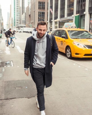 Как носить серый худи с черным длинным пальто