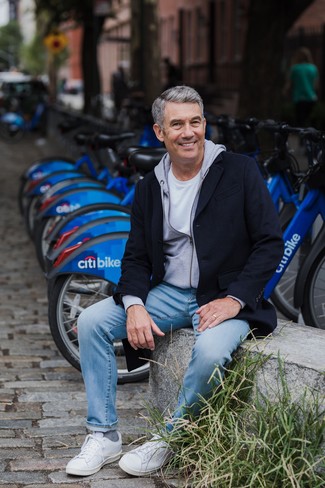 Как носить серый худи с черным длинным пальто